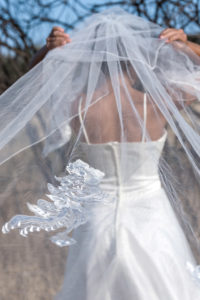 Velo largo con capa y brillos para novia