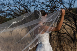 Velo con bordados en bordes para novia