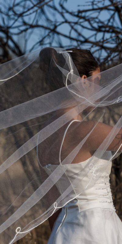 Velo con bordados en bordes para novia