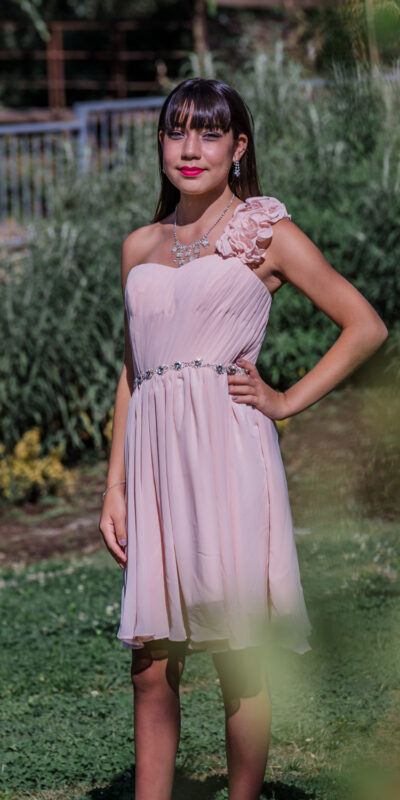 Vestido corto de gasa de graduación