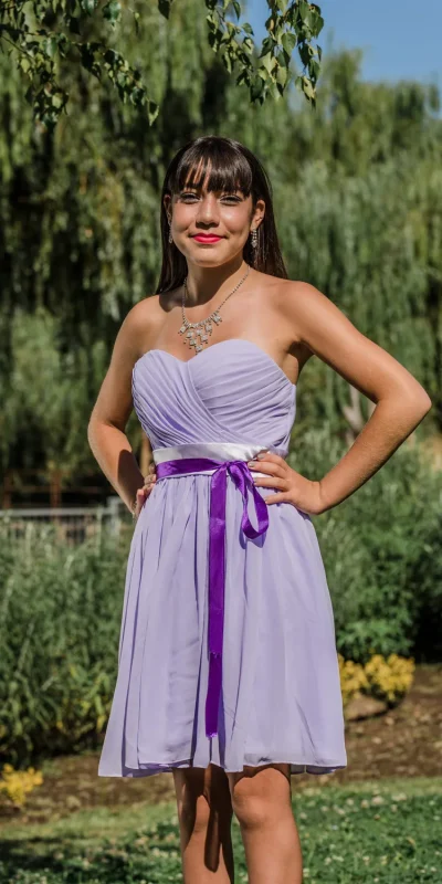 Vestido de graduación corto con lazo en cintura