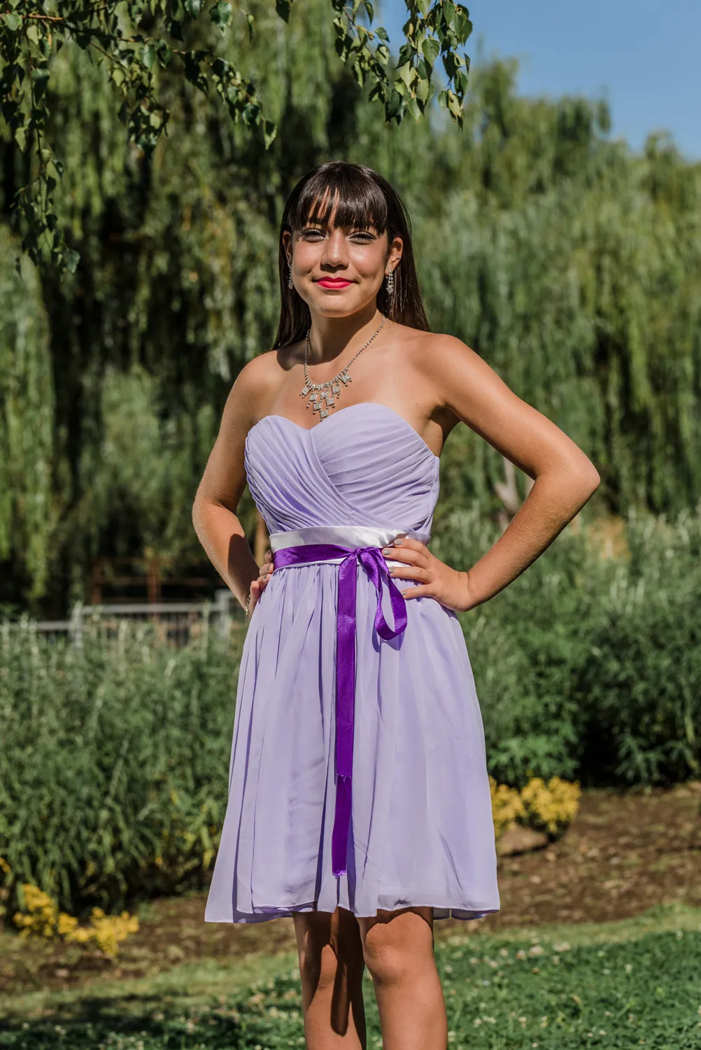 Vestido de graduación corto con lazo en cintura