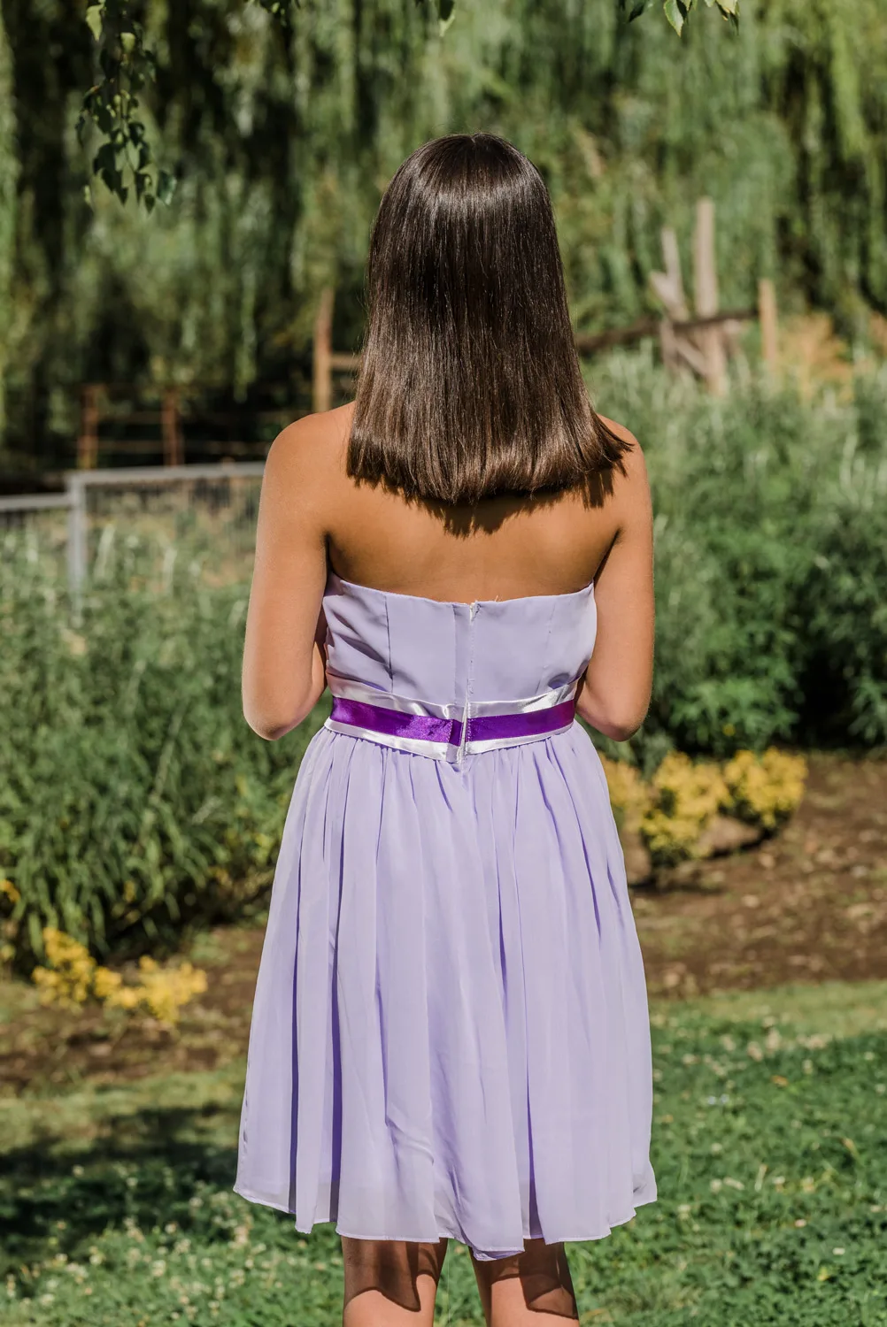 Vestido de graduación corto con lazo en cintura - Imagen 2
